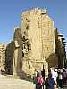 07 - Karnak - Tempio di Amon - Il grande cortile con le statue di Ramesse II