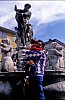 006 - Gorizia - Stefano abbraccia papa' alla fontana di Nettuno