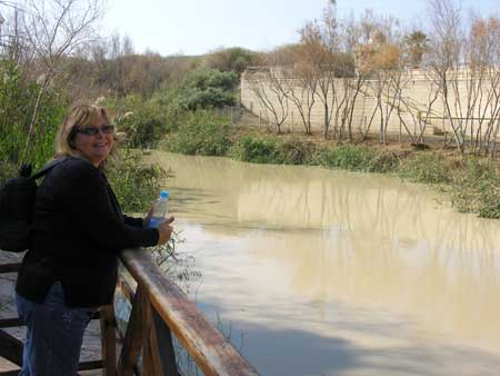 22 - Betania - Michela sulla riva del Giordano