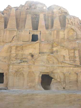 019 - Petra - Viale di accesso - Tomba dell'obelisco