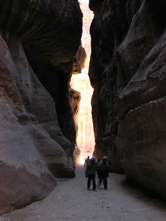 046 - Petra - Siq - Si intravede il tesoro