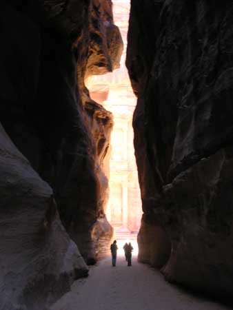 047 - Petra - Siq - Si intravede il tesoro