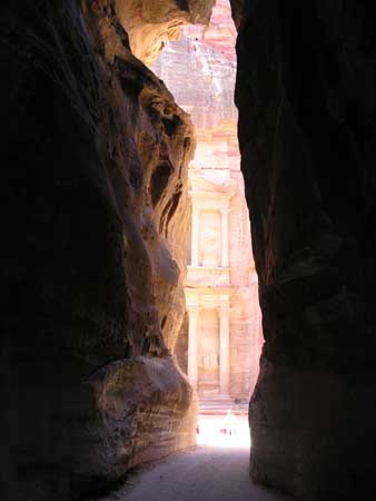 048 - Petra - Siq - Si intravede il tesoro
