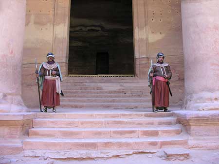 057 - Petra - Guardie del tesoro
