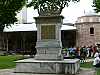 13 - Istanbul - Topakapi - Monumento nel secondo cortile