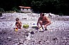 035 - San Lucano - Roberto e Stefano lavano i piatti al torrente