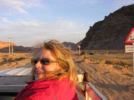04 - Michela sul jeeppone nel deserto